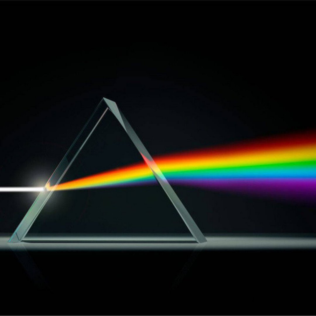 Lăng kính là dụng cụ quang phổ được dùng để phản xạ, tán sắc ánh sáng